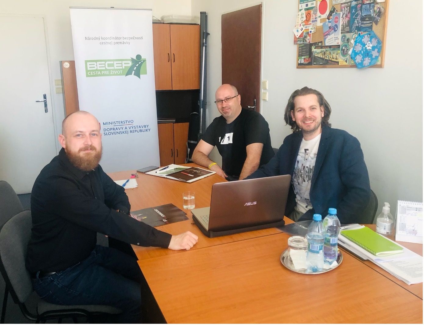 na fotke sa nachádzajú členovia stretnutia